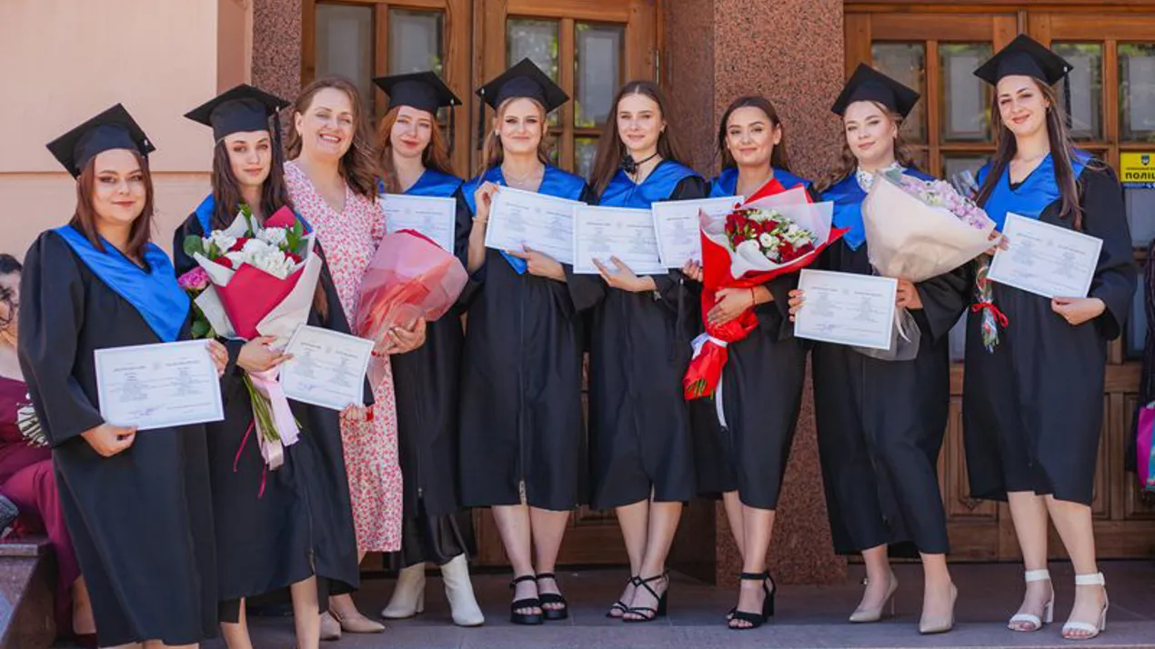 Вручення дипломів випускникам першого (бакалаврського) рівня вищої освіти спеціальності "Соціальна робота" 2025